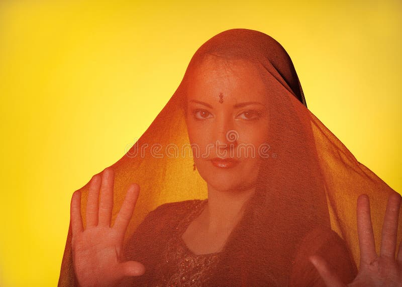 детеныши женщины красивейшего hijab coverer мусульманские стоковое изображение rf