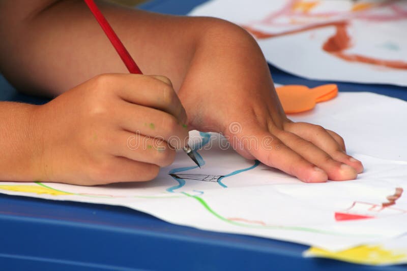 Юная девушка рисует стоковое фото rf