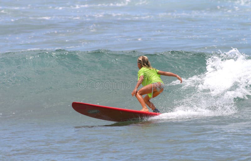 детеныши красного surfboard Гавайских островов девушки занимаясь серфингом стоковое фото rf детеныши красного surfboard Гавайских островов девушки занимаясь серфингом стоковое фото rf