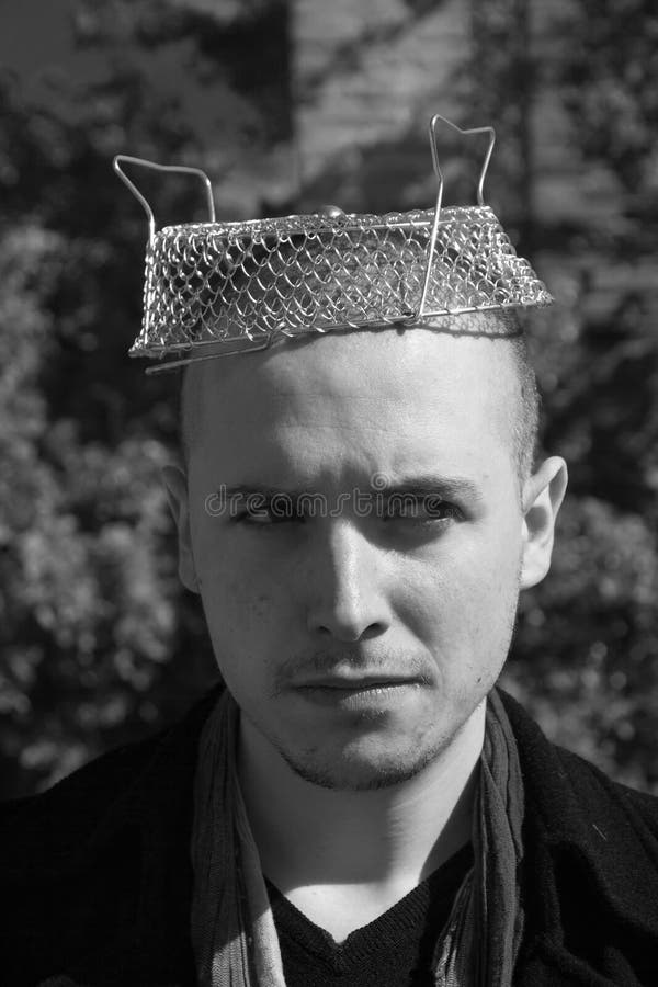 Детеныши с шляпой стрейнера металлической стоковая фотография