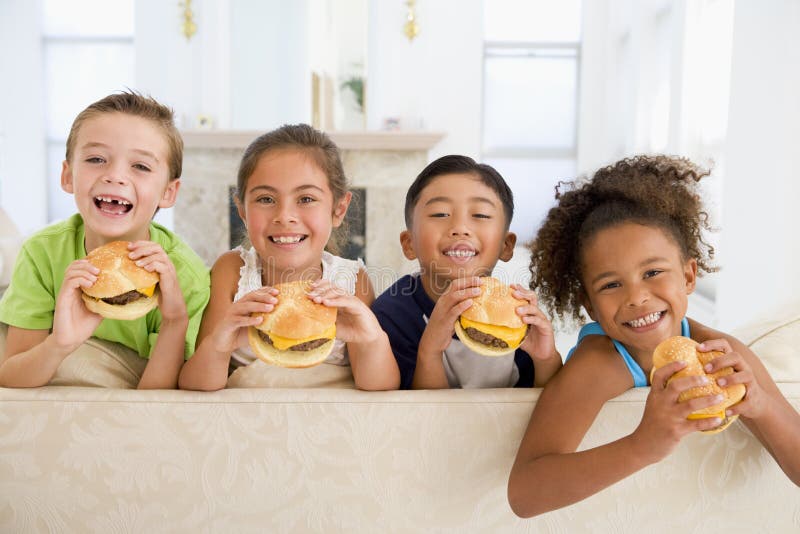 дети cheeseburgers есть 4 детенышей стоковые фото дети cheeseburgers есть 4 детенышей стоковые фото