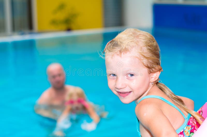 Дети в бассейне стоковая фотография Дети в бассейне стоковая фотография