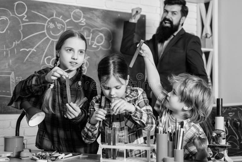 Дети делая эксперименты по науки E r r E делать эксперименты стоковые фото Дети делая эксперименты по науки E r r E делать эксперименты стоковые фото