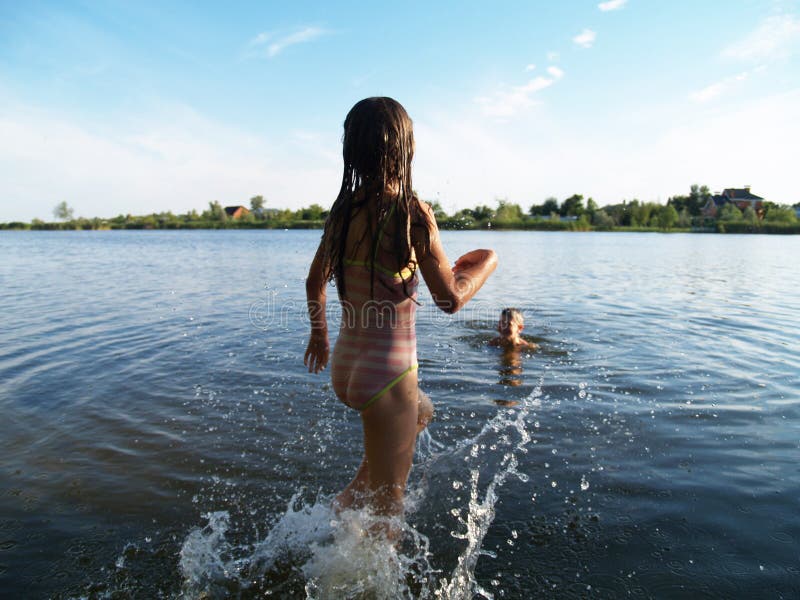 На речке в нижнем белье - 80 фото