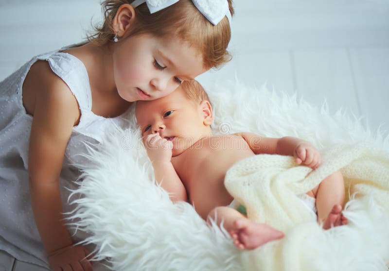 Дети сестра и младенец брата newborn на свете стоковое изображение Дети сестра и младенец брата newborn на свете стоковое изображение