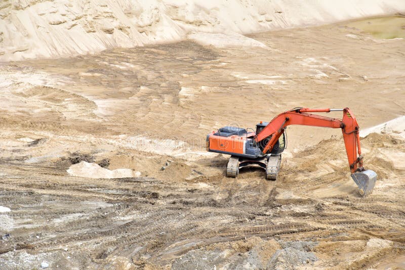 Деятельность экскаватора на earthmoving на добычу открытого карьера. Экскаватор выкапывает песка в карьере. Earthmoving тяжелое об стоковое фото
