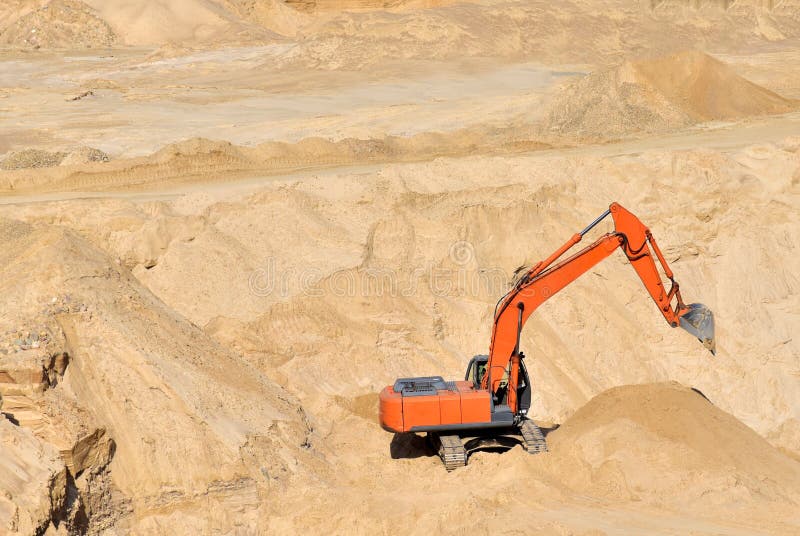 Деятельность экскаватора на earthmoving на добычу открытого карьера. Экскаватор выкапывает песка в карьере. Earthmoving тяжелое об стоковая фотография rf