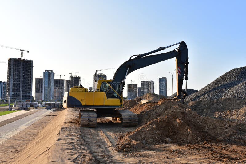 Деятельность экскаватора на стройке Экскаватор на дорожной работе и earthworks Земл-двигая тяжелое оборудование для строительства стоковая фотография
