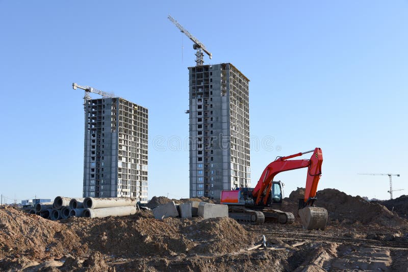 Деятельность экскаватора на стройке Экскаватор на дорожной работе и earthworks Земл-двигая тяжелое оборудование для строительства стоковые изображения rf