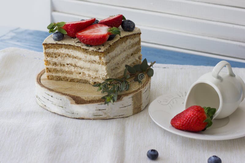 Диетический торт с ягодами Часть торта Очень вкусный, здоровый десерт T стоковое фото rf Диетический торт с ягодами Часть торта Очень вкусный, здоровый десерт T стоковое фото rf