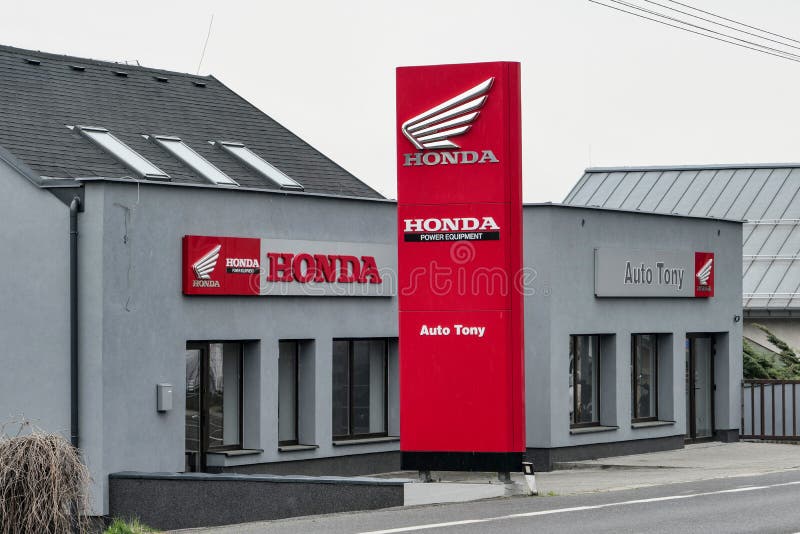 Дилерские полномочия Honda с красным цветом и логотип в Senov, чехии стоковые изображения Дилерские полномочия Honda с красным цветом и логотип в Senov, чехии стоковые изображения