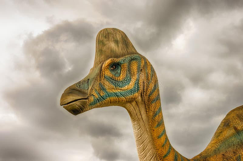Динозавр Lambeosaurus внутри парка dino в южной Италии стоковое изображение rf Динозавр Lambeosaurus внутри парка dino в южной Италии стоковое изображение rf
