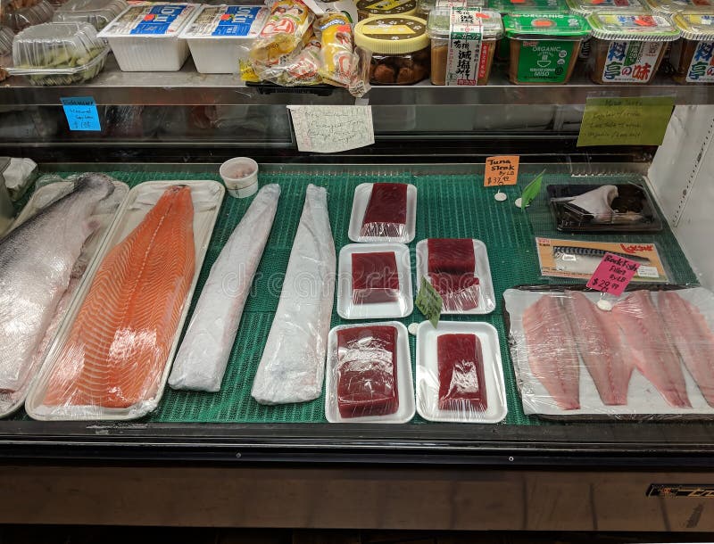 Дисплей счетчика суши-ресторана с prepackaged едой стоковое фото Дисплей счетчика суши-ресторана с prepackaged едой стоковое фото