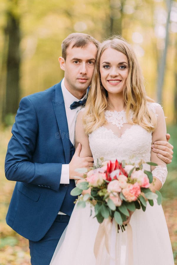 длинной с Полу портрет groom обнимая невесту с задней частью букета свадьбы осень яблока миражирует листья состава сухие sacking стоковые изображения rf длинной с Полу портрет groom обнимая невесту с задней частью букета свадьбы осень яблока миражирует листья состава сухие sacking стоковые изображения rf