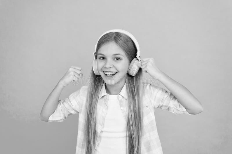 Для приятной музыкальной выдержки Ребенок маленькой девочки слушая музыку Счастливый маленький ребенок наслаждается музыкой играя стоковое фото Для приятной музыкальной выдержки Ребенок маленькой девочки слушая музыку Счастливый маленький ребенок наслаждается музыкой играя стоковое фото