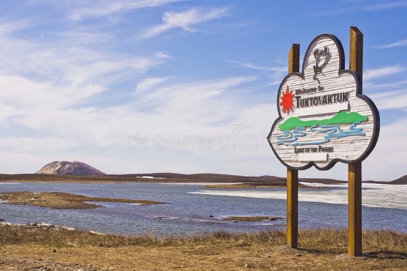 Добро пожаловать к знаку Tuktoyaktuk стоковое изображение Добро пожаловать к знаку Tuktoyaktuk стоковое изображение