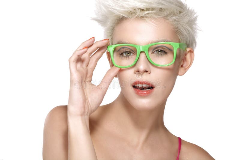 Довольно молодая белокурая модель нося холодные eyeglasses стоковое изображение Довольно молодая белокурая модель нося холодные eyeglasses стоковое изображение