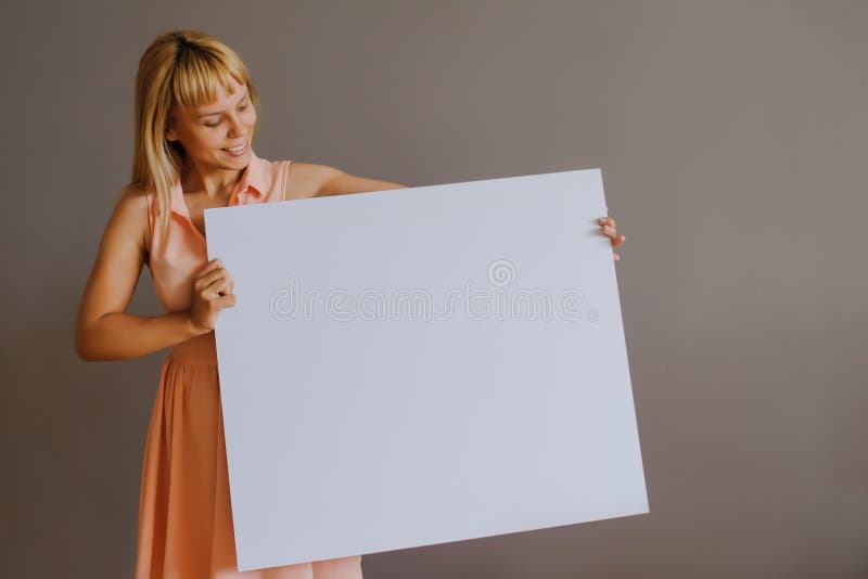 Довольно белокурая девушка с whiteboard стоковое изображение rf Довольно белокурая девушка с whiteboard стоковое изображение rf