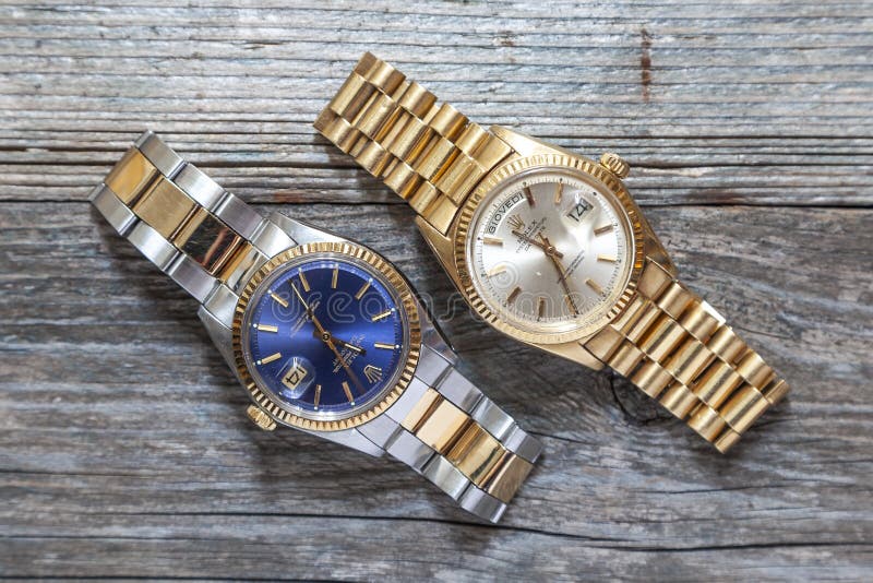 Дозор даты и устрицы дня устрицы Rolex вечный голубой на деревянной предпосылке стоковые фотографии rf Дозор даты и устрицы дня устрицы Rolex вечный голубой на деревянной предпосылке стоковые фотографии rf