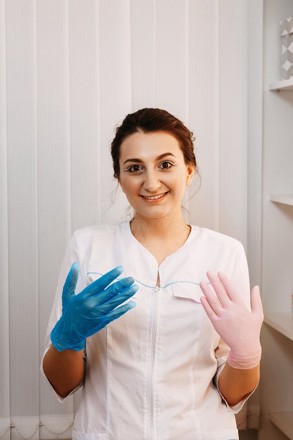 Доктор beautician женщины на работе в спа-центре Портрет молодого женского профессионального cosmetologist стоковые фотографии rf Доктор beautician женщины на работе в спа-центре Портрет молодого женского профессионального cosmetologist стоковые фотографии rf