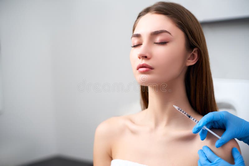 Доктор Beautician с botulinum шприцем токсина делая впрыску к platysmal диапазонам Подмолаживание шеи mesotherapy Анти- стоковая фотография Доктор Beautician с botulinum шприцем токсина делая впрыску к platysmal диапазонам Подмолаживание шеи mesotherapy Анти- стоковая фотография