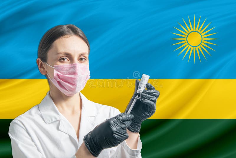 Доктор девушки готовится к вакцинации на фоне флага Руанды.. Концепция Руанда вакцинации стоковые изображения