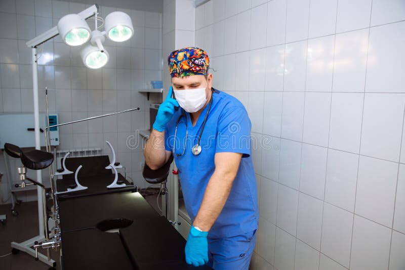 Доктор имея телефонный звонок на его медицинском офисе Концепция больницы стоковые фотографии rf Доктор имея телефонный звонок на его медицинском офисе Концепция больницы стоковые фотографии rf