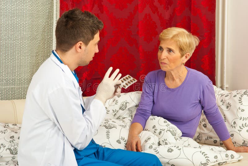 Врач объясняет пациентке стоковые изображения