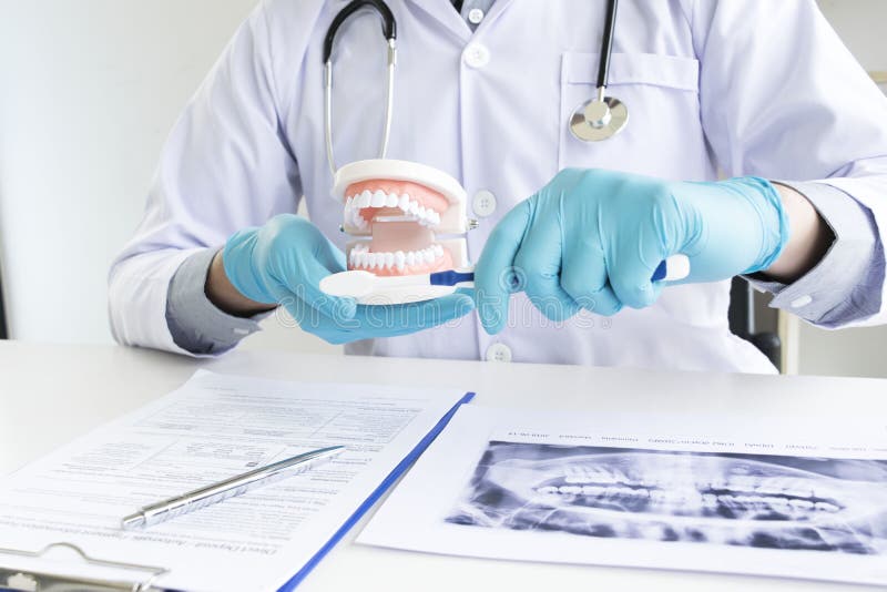 Доктор рассмотрел симптомы пациента и нашел что toothache исчез стоковое фото Доктор рассмотрел симптомы пациента и нашел что toothache исчез стоковое фото