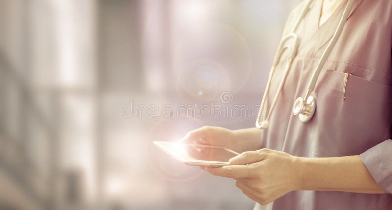 Доктор с помощью цифровой концепцию планшета здравоохранения стоковые изображения