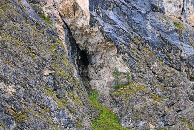 Доломиты - горный хребет, расположенный в северо-восточной Италии Они входят в состав Альп Южного Листона