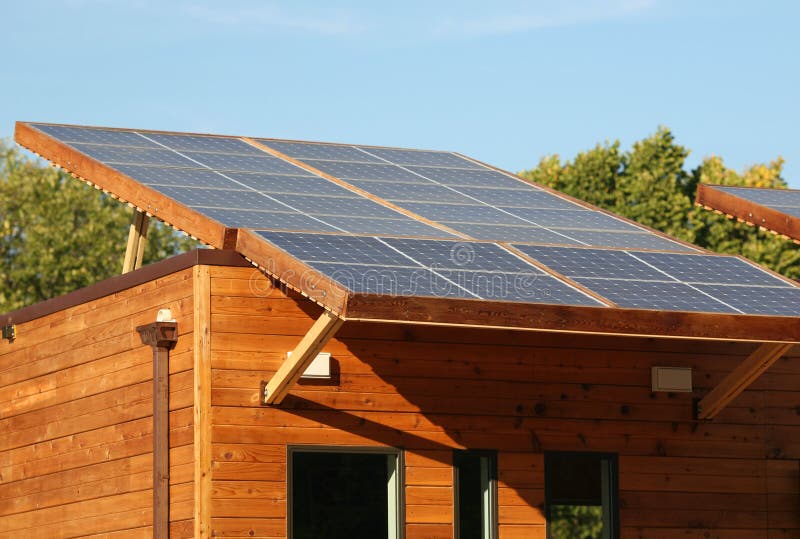 дом eco обшивает панелями крышу солнечную