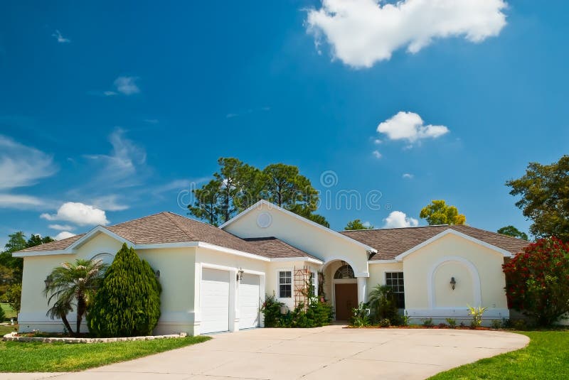 A nice residence in located in Florida on a sunny day. A nice residence in located in Florida on a sunny day.