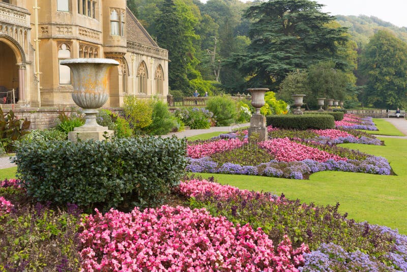 Дом Tyntesfield около Бристоля Сомерсета Англии Великобритании туристическая достопримечательность отличая красивыми цветочными с стоковое фото Дом Tyntesfield около Бристоля Сомерсета Англии Великобритании туристическая достопримечательность отличая красивыми цветочными с стоковое фото