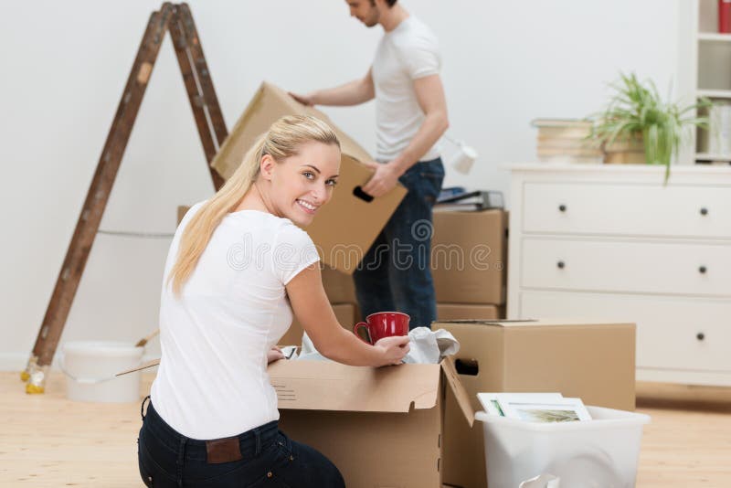 Дом красивой женщины moving стоковая фотография Дом красивой женщины moving стоковая фотография