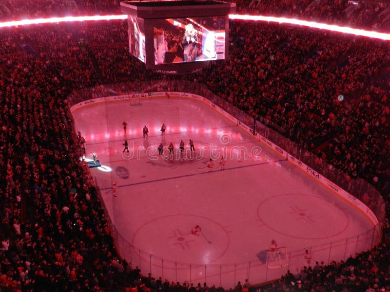 Дом Монреаля Канады Canadiens Habs играя в самоцентрирующийся кернер центра стоковое изображение rf Дом Монреаля Канады Canadiens Habs играя в самоцентрирующийся кернер центра стоковое изображение rf