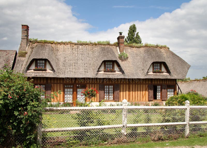 дом Нормандия Франции thatched село стоковое изображение rf дом Нормандия Франции thatched село стоковое изображение rf
