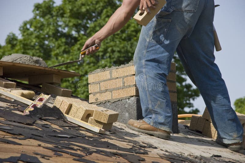 дом печной трубы кирпичей bricklayer кладя каменщик стоковые фотографии rf