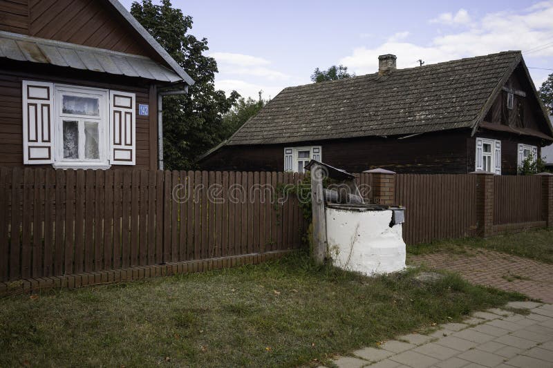 Дом с белым забором и белым почтовым ящиком стоковые изображения