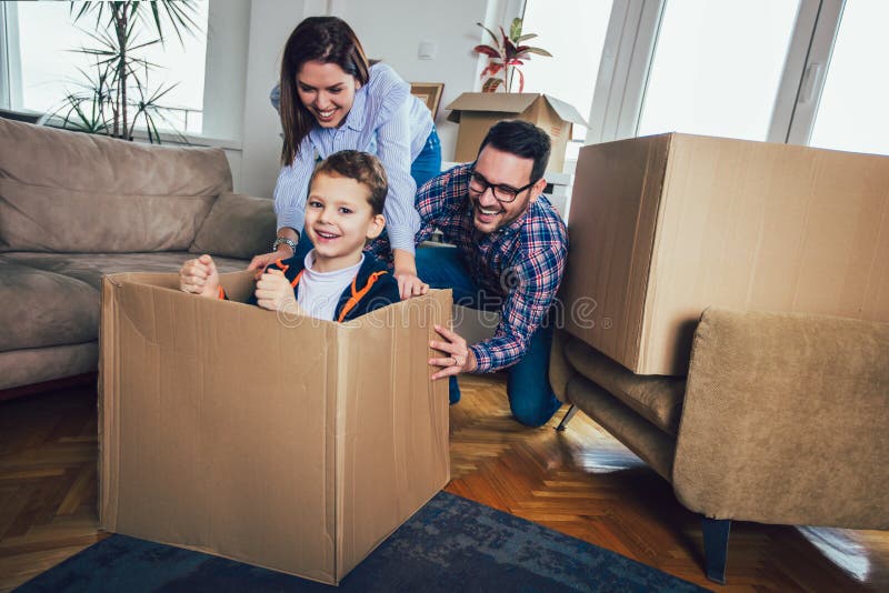 Дом счастливой семьи moving с коробками вокруг стоковые изображения rf