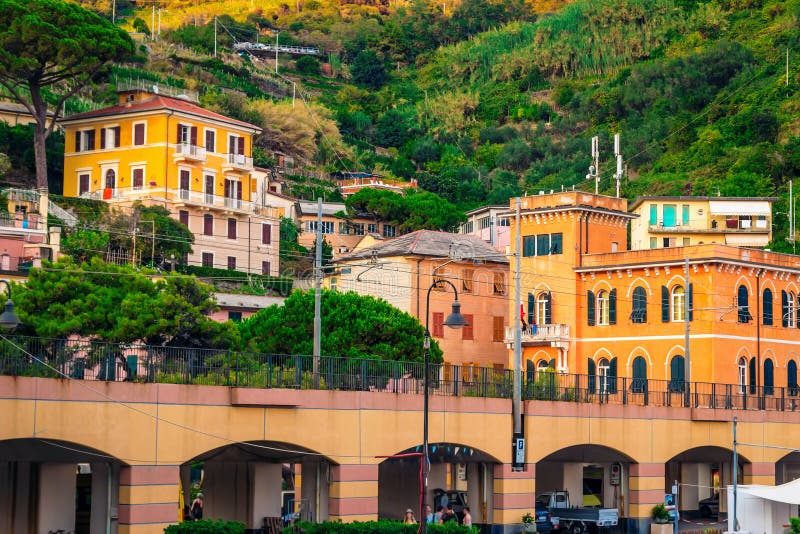 Дома в Monterosso, Cinque Terre Редакционное Фотография изображение