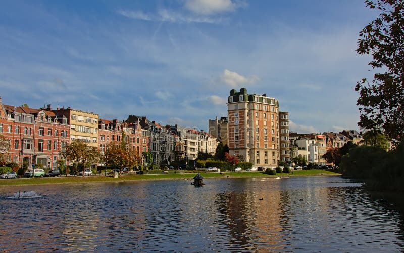 дома в эклектичном стиле nouveau искусства на обваловке озер Ixelles и церков Sainte-Croix стоковые изображения дома в эклектичном стиле nouveau искусства на обваловке озер Ixelles и церков Sainte-Croix стоковые изображения