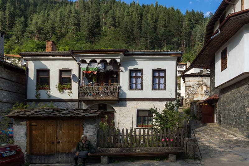 дома девятнадцатого века в историческом городке Shiroka Laka, региона Smolyan, Болгарии стоковая фотография дома девятнадцатого века в историческом городке Shiroka Laka, региона Smolyan, Болгарии стоковая фотография