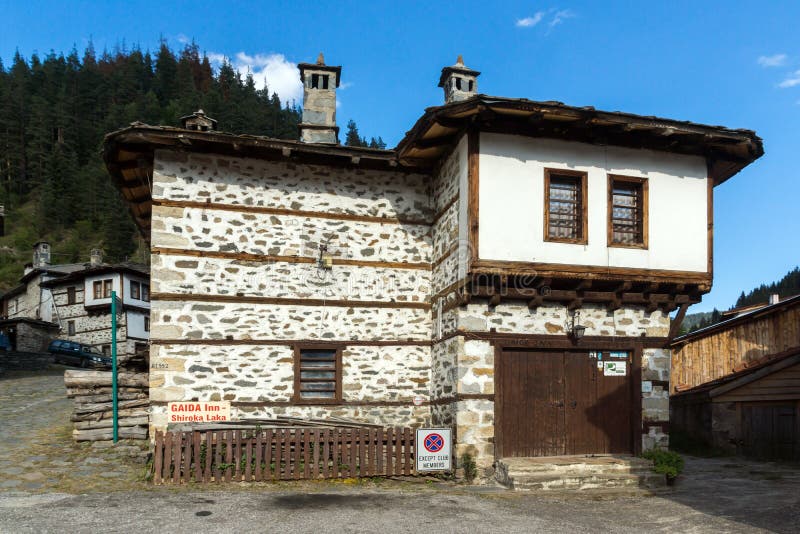 дома девятнадцатого века в историческом городке Shiroka Laka, региона Smolyan, Болгарии стоковое изображение дома девятнадцатого века в историческом городке Shiroka Laka, региона Smolyan, Болгарии стоковое изображение