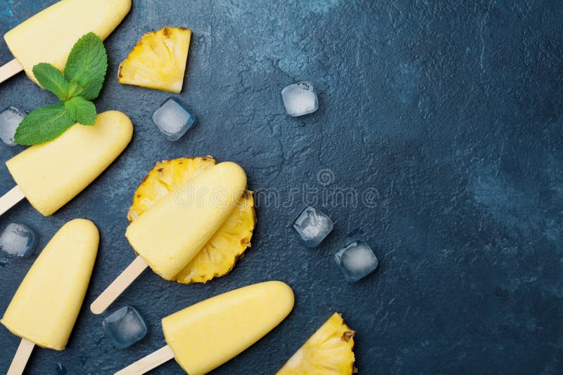 Домашнее мороженое или popsicles от ананаса украшенного с мятой листают Взгляд сверху Замороженная пульпа плодоовощ Помадки лета стоковая фотография rf