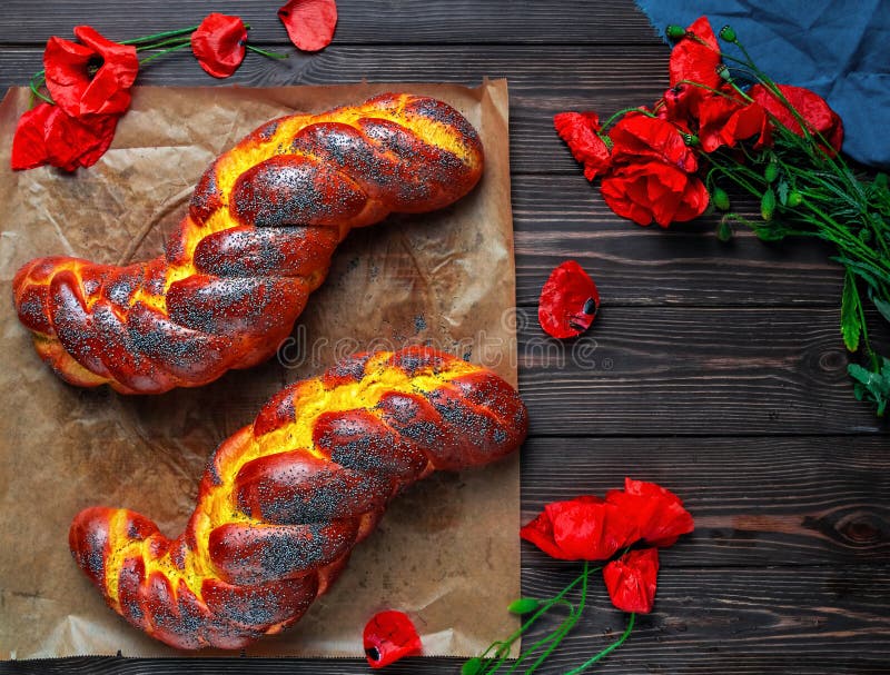 Домашний плетеный challah для шаббата. Домашний сладкий финнская хлеб pulla или zopf с маковыми семененами и шафраном на печь лист стоковые фотографии rf