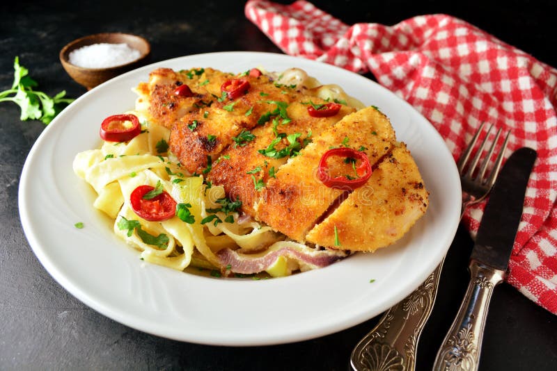 Домашний рецепт Альфредо Fettucine курицу стоковые фото