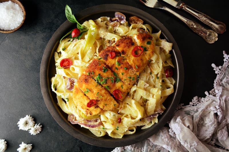 Домашний рецепт Альфредо Fettucine курицу стоковая фотография