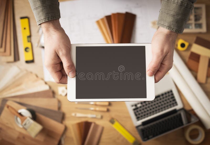 Домашняя реновация app на цифровой таблетке стоковое изображение Домашняя реновация app на цифровой таблетке стоковое изображение
