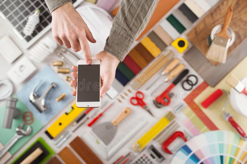Домашняя реновация и DIY app на мобильном устройстве стоковые фотографии rf Домашняя реновация и DIY app на мобильном устройстве стоковые фотографии rf